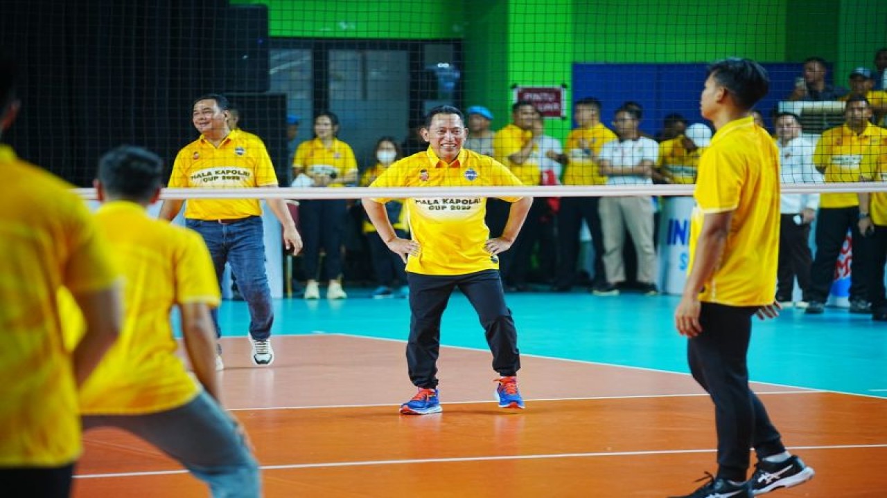 Kapolri Jenderal Pol. Listyo Sigit Prabowo menyaksikan kegiatan kejuaraan voli Kapolri Cup 2023 di GOR Bulungan, Jakarta Selatan, Senin (14/8/2023). ANTARA/HO-DivHumas Polri