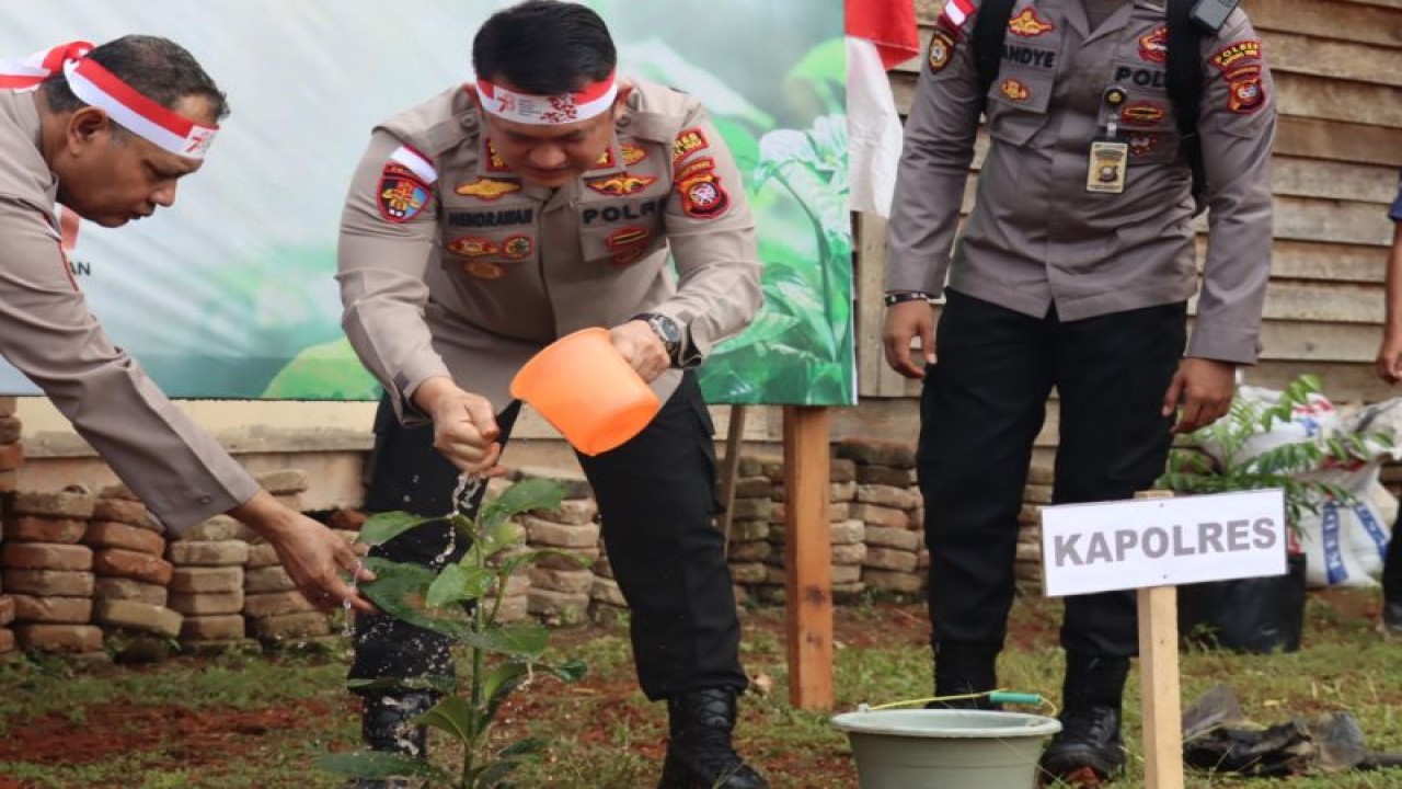 Kapolres Kapuas Hulu AKBP Hendrawan menanam pohon dalam rangka gerakan penghijauan menanam pohon di wilayah Kapuas Hulu, Kalimantan Barat. ANTARA/HO-Humas Polres Kapuas Hulu. (Teofilusianto Timotius)