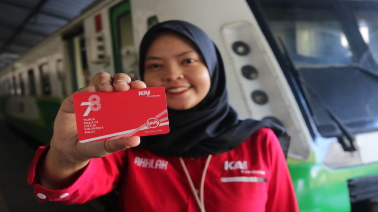 Petugas menunjukkan Kartu Multi Trip (KMT) milik KAI Commuter Line di Stasiun Gubeng Surabaya, Jawa Timur, Junat (25/8/2023). (ANTARA/Didik Suhartono)