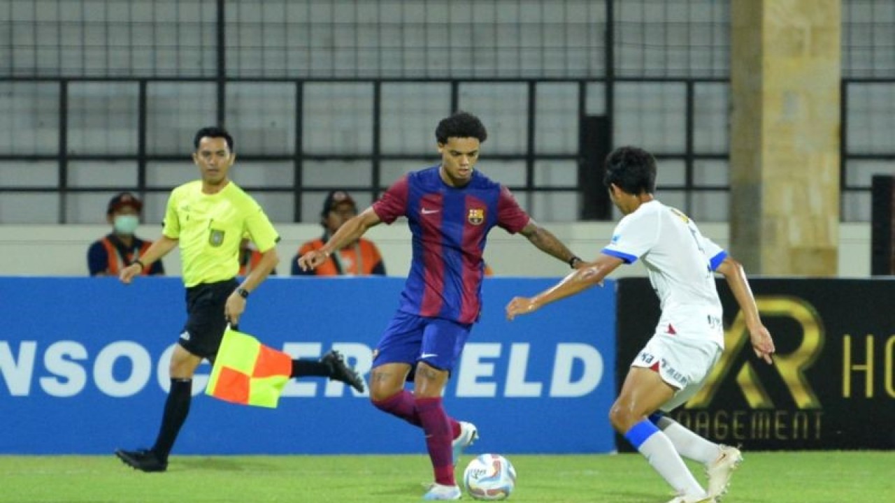 Pemaik belakang Khasima Antlers U18 Dobashi Ryunnosike (baju putih) berusaha mengambil bola dari kaki pemain tengah Barcelona U18 Joao Mandes De Assis Moreira dalam matchday kedua gelaran International Youth Championship 2023 di Stadion I Gusti Ngurah Rai, Denpasar, Bali, Rabu malam (9/8/2023). ANTARA/Rolandus Nampu