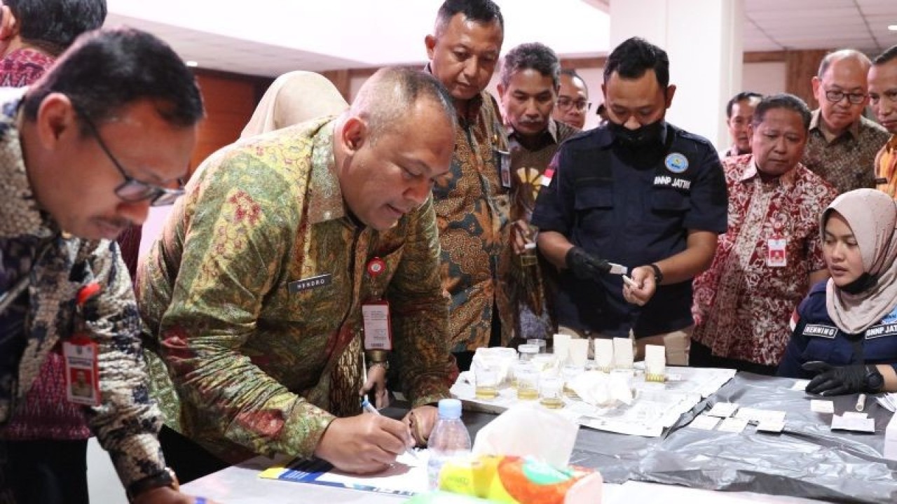 75 pejabat Pemerintah Provinsi Jawa Timur jalani tes narkoba usai rapat koordinasi sinkronisasi program pembangunan di Kantor Bappeda Provinsi Jawa Timur, Kamis (10/8/2023). (ANTARA/HO-KASN)