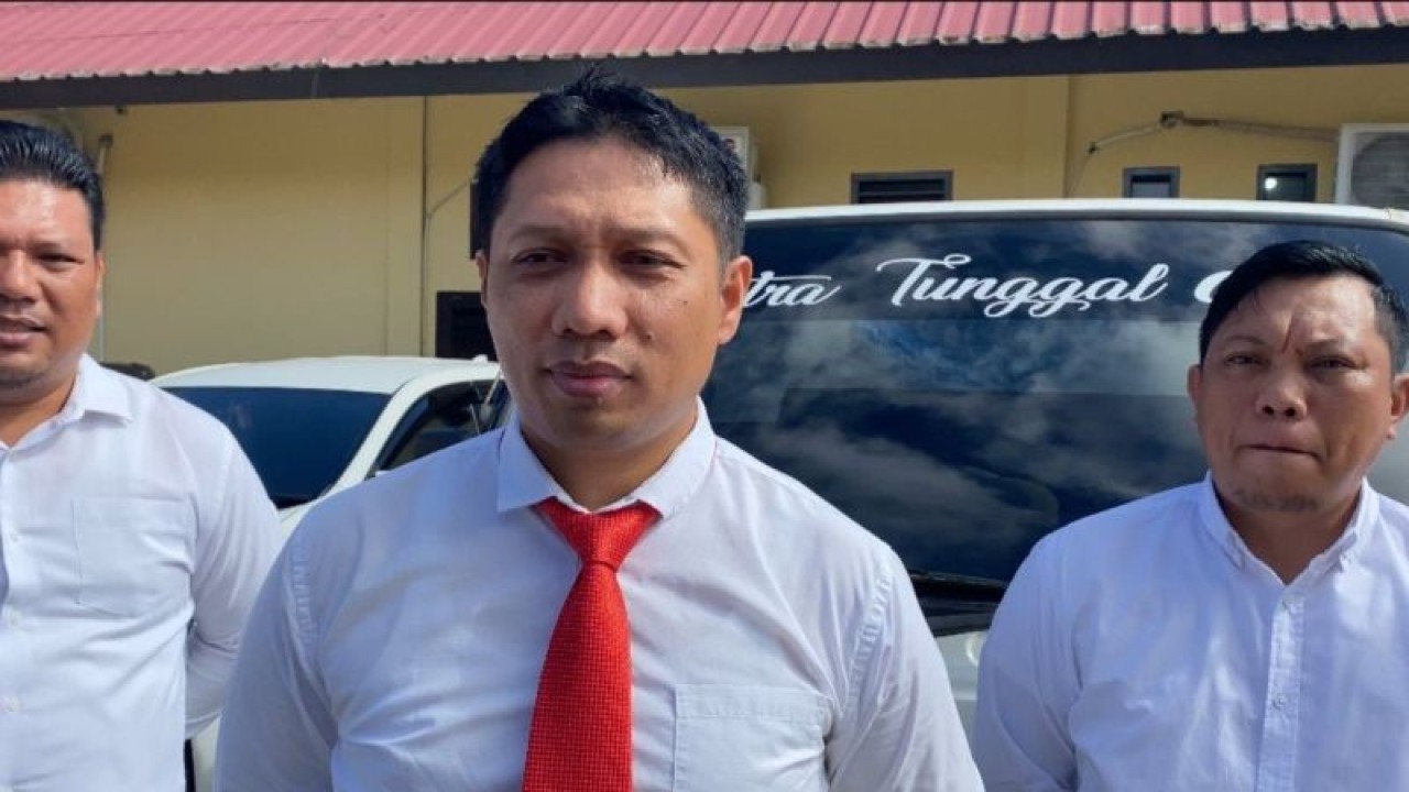 Kasubdit I Indagsi Dit Reskrimsus Polda Sultra Kompol Rico Fernanda (tengah). (Antara/La Ode Muh Deden Saputra)