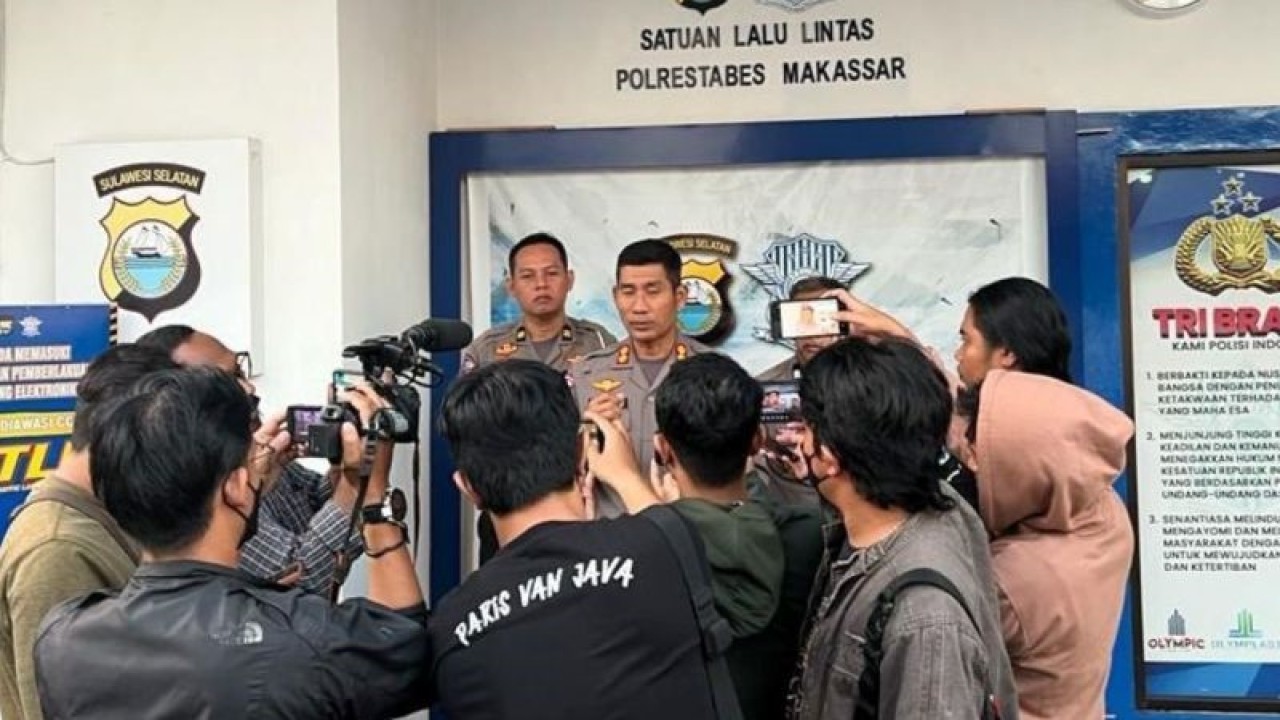Kepala Lantas Polrestabes Makassar AKBP Amin Toha (tengah) menjawab pertanyaan wartawan berkaitan kasus laka lantas anak pimpinan DPRD Sulsel di Pos Polisi Jalan Urip Sumoharjo Makassar, Sulawesi Selatan, Senin (7/8/20230. ANTARA