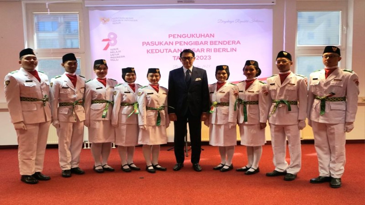 Duta Besar RI untuk Republik Federal Jerman Arif Havas Oegroseno (tengah) berfoto bersama Pasukan Pengibar Bendera dalam acara pengukuhan pasukan pengibar bendera Kedutaan Besar RI Berlin Tahun 2023. (ANTARA/ HO-Atase Kepolisian KBRI Berlin)