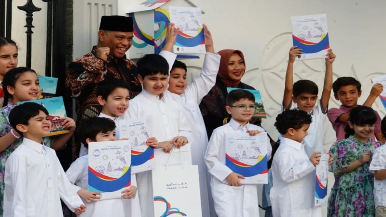 Duta Besar RI untuk Qatar Ridwan Hassan saat acara pembagian 1.000 paket bacaan anak di Doha, Qatar, Sabtu (26/8/2023). (ANTARA/HO-KBRI Doha)