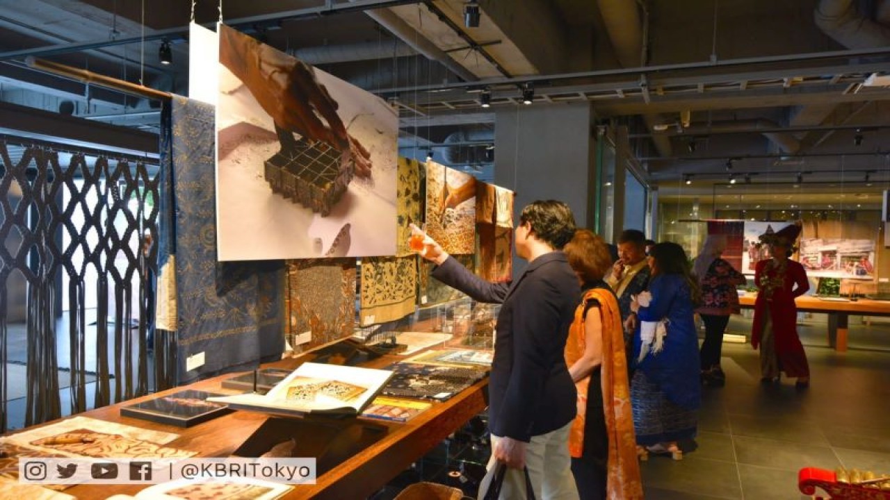 Pengunjung melihat karya seni budaya Indonesia di pameran Exploring the Beauty of Indonesia yang digelar di Tokyo, 22 Agustus hingga 1 September 2023. (KBRI Tokyo)
