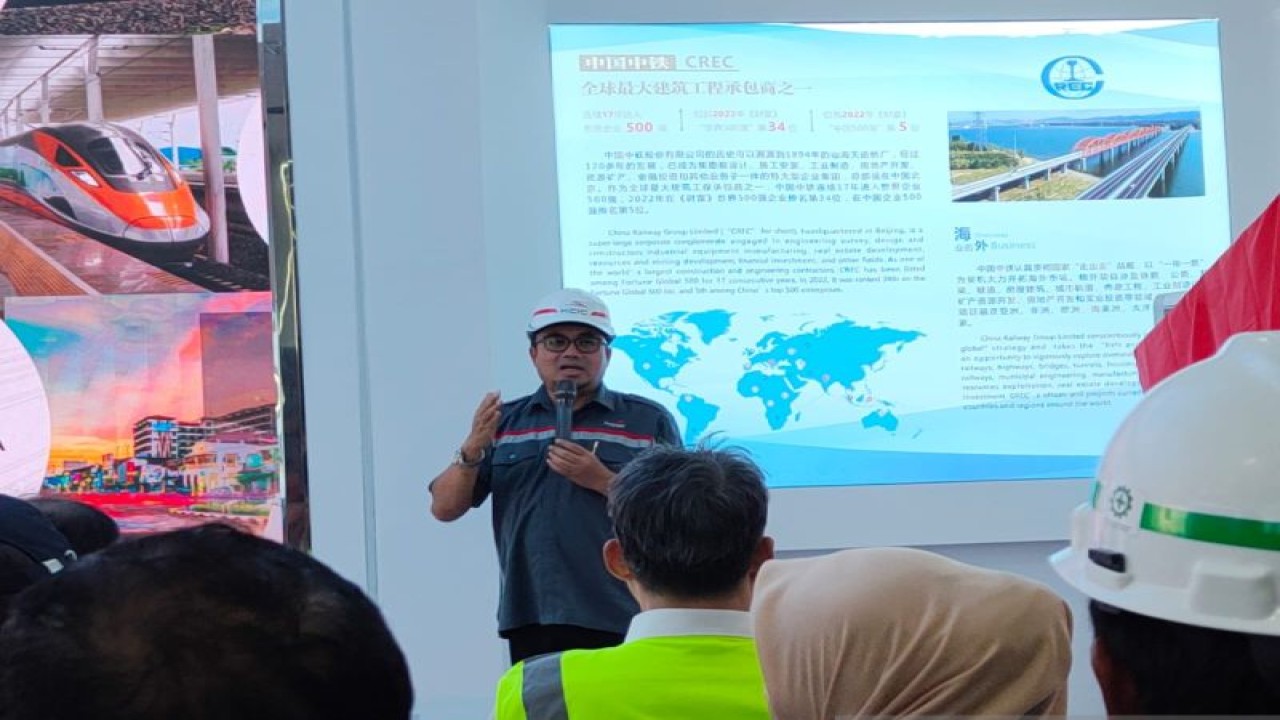 Direktur Utama KCIC Dwiyana Slamet Riyadi memberikan keterangan dalam rangkaian acara peresmian Jembatan Cibiru Hilir di Stasiun Tegalluar, Kabupaten Bandung, Kamis (10/8/2023). (ANTARA/Ricky Prayoga)