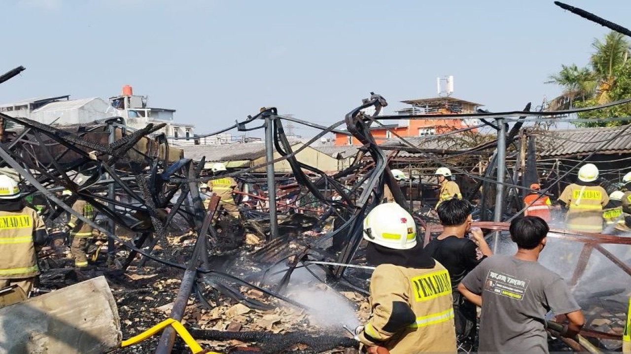 Petugas damkar dari Sudin Gulkarmat Jakarta Pusat memadamkan kebakaran di Jalan Sabeni atau dikenal sebagai lokasi Pasar Kambing, Tanah Abang, Jakarta Pusat, Rabu (9/8/2023). ANTARA/HO-Dokumentasi Pribadi