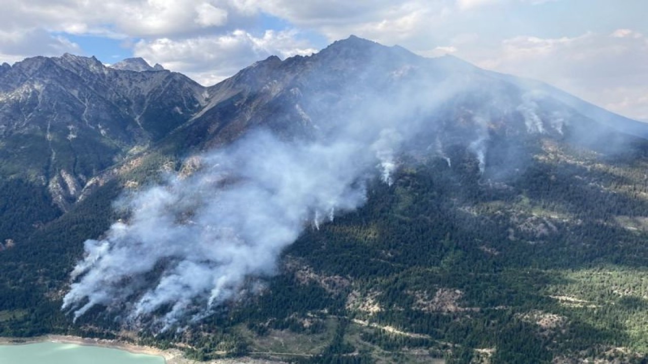 Foto arsip - Foto udara menunjukkan kebakaran hutan di dekat Downton Lake, bagian selatan British Columbia, Kanada, pada 26 Juli 2023. (ANTARA/Xinhua/HO-BC Wildfire)