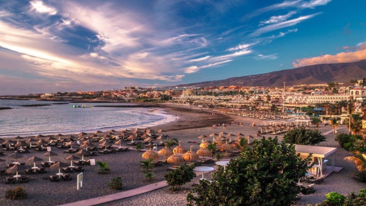 Arsip - Pantai Las Americas di Pulau Tenerife, Kepulauan Canary, Spanyol. (ANTARA/Shutterstock)