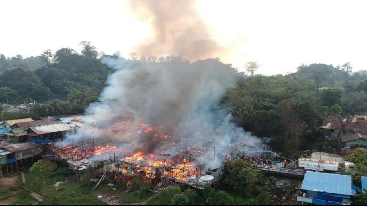 Kebakaran meliputi rumah dan barak milik warga di Desa Luwe Hulu, Kecamatan Lahei Barat, Kabupaten Barito Utara, Provinsi Kalimantan Tengah, Senin (14/8/2023). (Dokumentasi Warga Luwe Hulu)