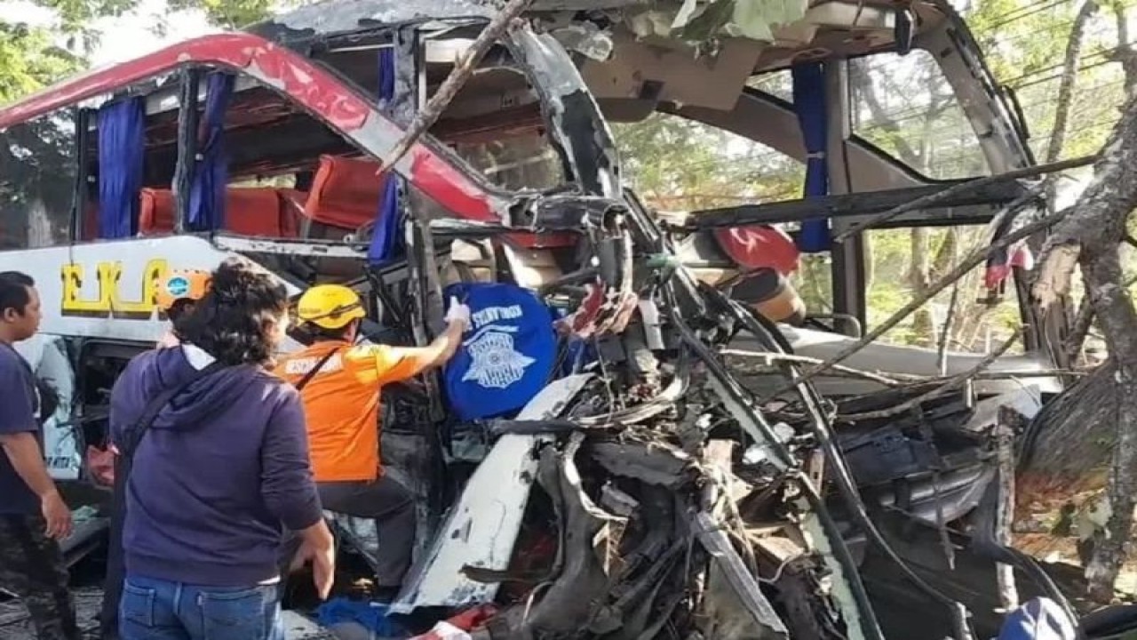 Kecelakaan Bus Eka dan Bus Sugeng Rahayu di di jalur Magetan-Ngawi, Desa Tambakromo, Kecamatan Geneng, Kabupaten Ngawi, Jawa Timur, Kamis (31/8/2023). ANTARA/HO-istimewa