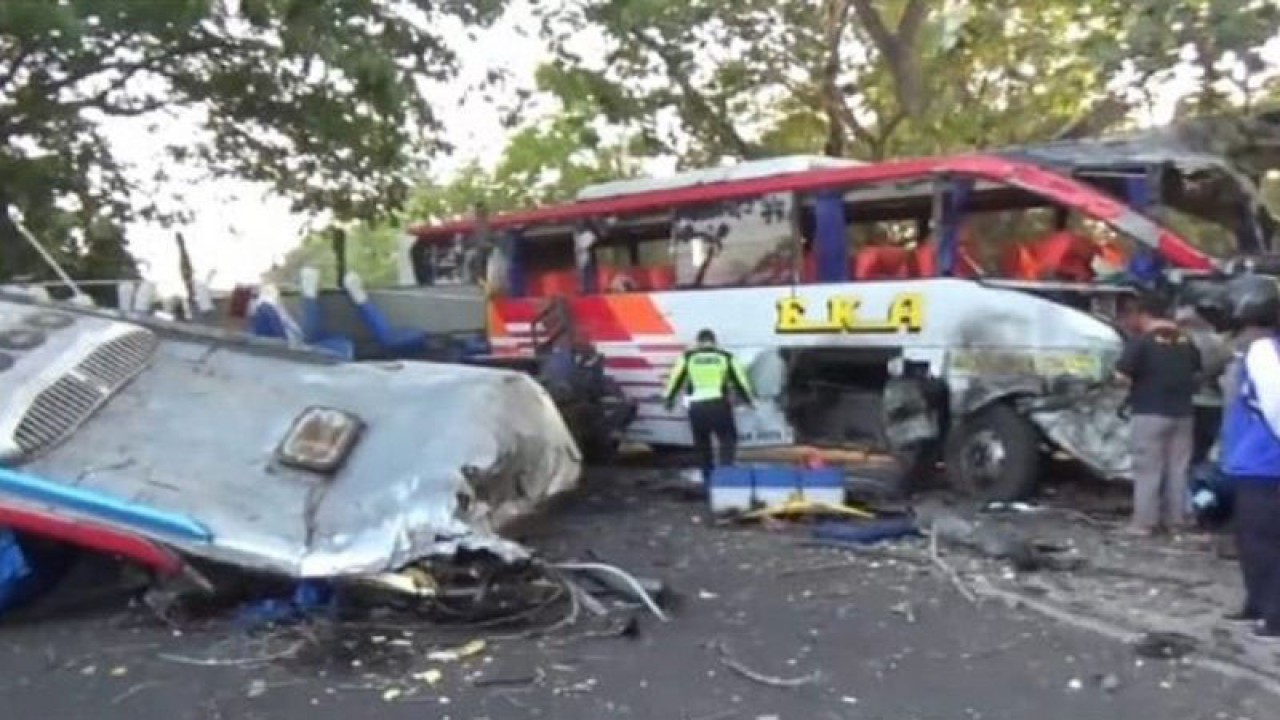 Kecelakaan Bus Eka dan Bus Sugeng Rahayu di di jalur Magetan-Ngawi, Desa Tambakromo, Kecamatan Geneng, Kabupaten Ngawi, Jawa Timur, Kamis (31/8/2023). ANTARA/Louis Rika