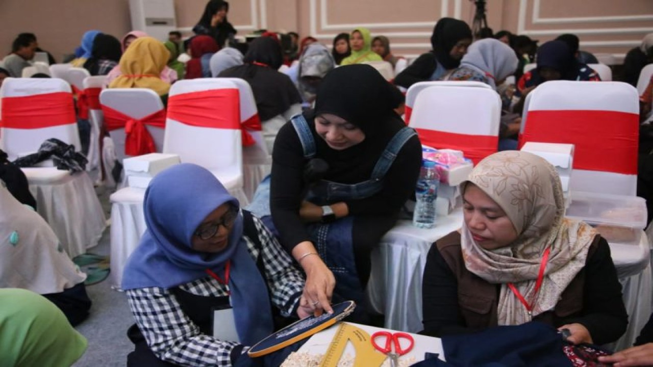 Kegiatan pelatihan dalam Klinik Usaha PENA di Malang, Jawa Timur, Sabtu (12/8/2023). (ANTARA/HO-Kemensos)
