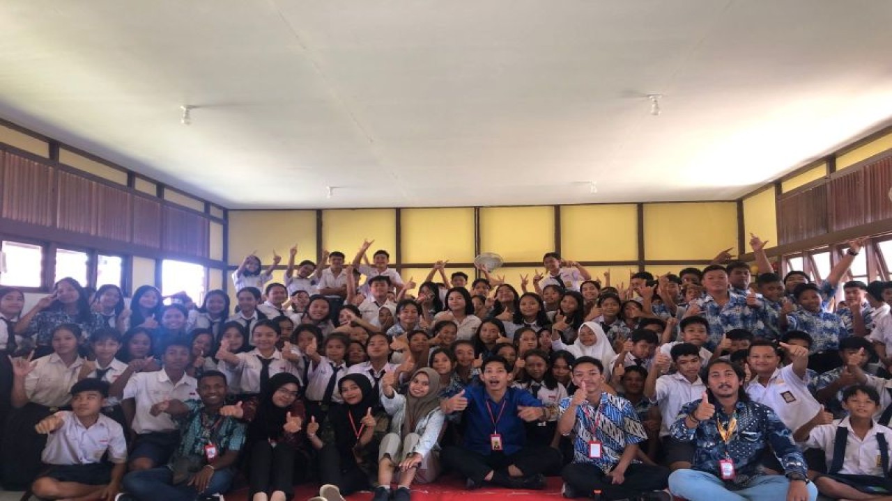 Kegiatan sosialisasi dari peserta KKN Kebangsaan di Bengkayang (ANTARA/HO-KKN Kebangsaan)