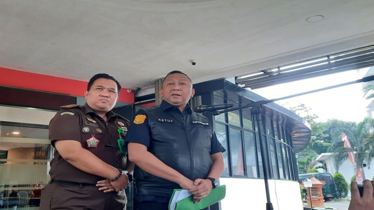Kepala Pusat Penerangan Hukum (Kapuspenkum) Kejaksaan Agung Ketut Sumedana memberikan keterangan kepada wartawan di Gedung Bundar, Kejaksaan Agung, Jakarta, Rabu (9/8/2023). (ANTARA/Laily Rahmawaty)