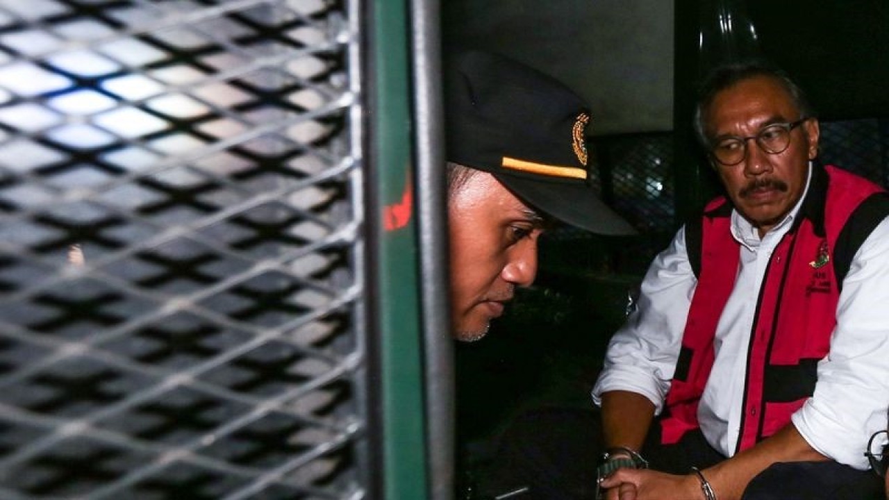 Tersangka mantan Dirjen Mineral dan Batubara (Minerba) Kementerian ESDM Ridwan Djamaluddin memakai rompi tahanan dan diborgol kedua tangannya usai menjalani pemeriksaan di Kejaksaan Agung, Jakarta, Rabu (9/8/2023). Kejaksaan Agung menetapkan Ridwan Djamaluddin sebagai tersangka dalam kasus dugaan korupsi pertambangan ore nikel di Blok Mandiodo, Konawe Utara, Sulawesi Tenggara. ANTARA FOTO/Asprilla Dwi Adha/Sp