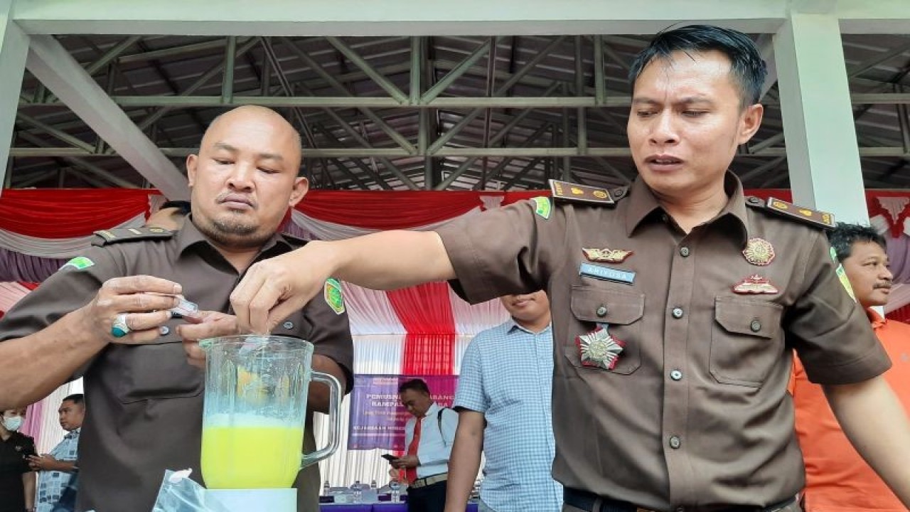 Petugas dari Kejaksaan Kabupaten Tangerang saat memusnahkan sejumlah barang bukti dari 78 kasus tindak pidana yang telah mendapatkan inkrah hukum. ANTARA/Azmi Samsul Maarif.