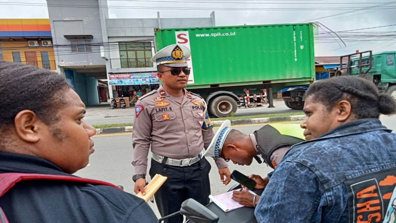 Kejari Medan menerima pelimpahan tahap II ketiga tersangka kasua dugaan menjual satwa dilindungi. ANTARA/HO-Kejari Medan