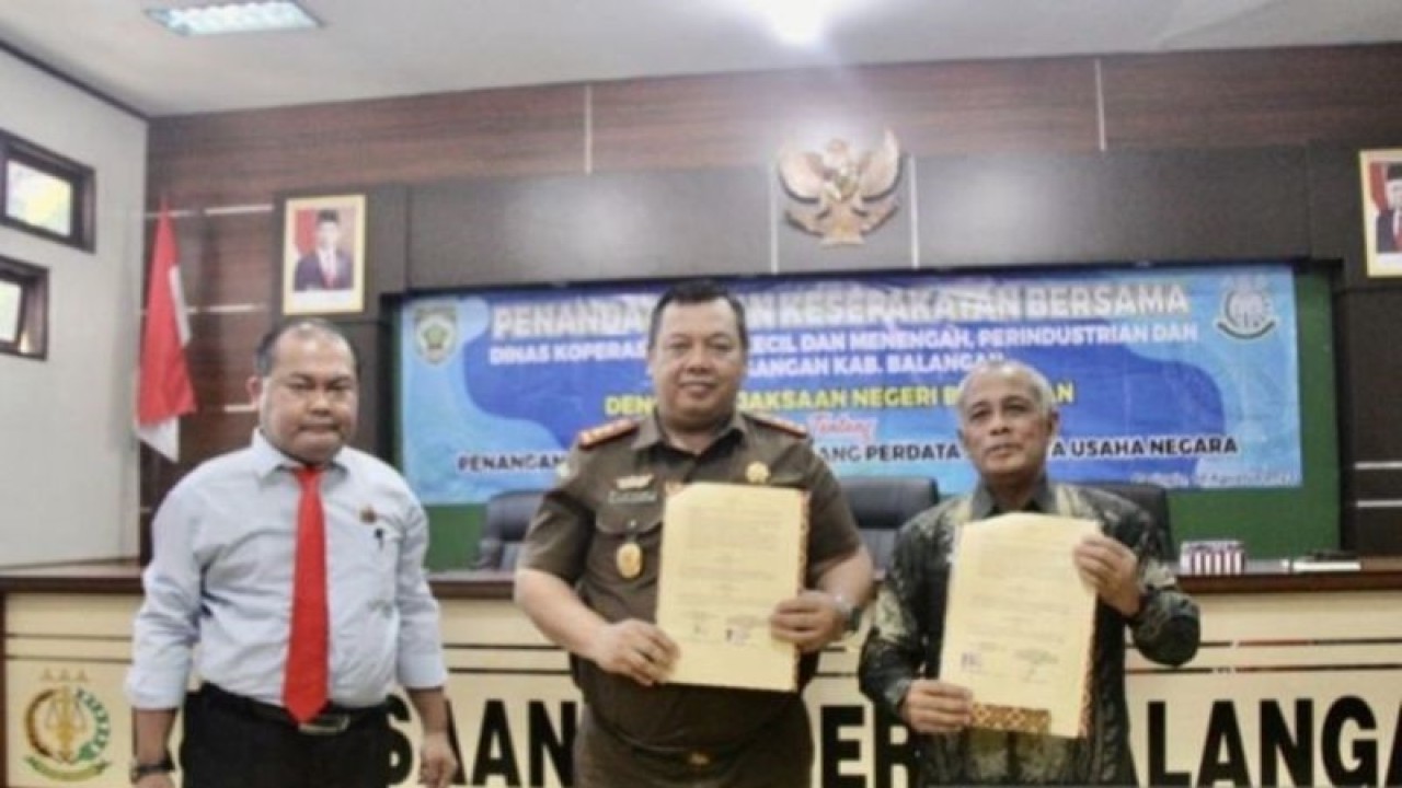 Kajari Balangan Fajar Gurindro (tengah) dan Kepala DKUKMPP Balangan Ribowo (kanan) usai melaksanakan penandatanganan kesepahaman terkait bidang perdata dan TUN di aula Kejari Balangan, Kamis (10/8/2023). ANTARA/ragil darmawan