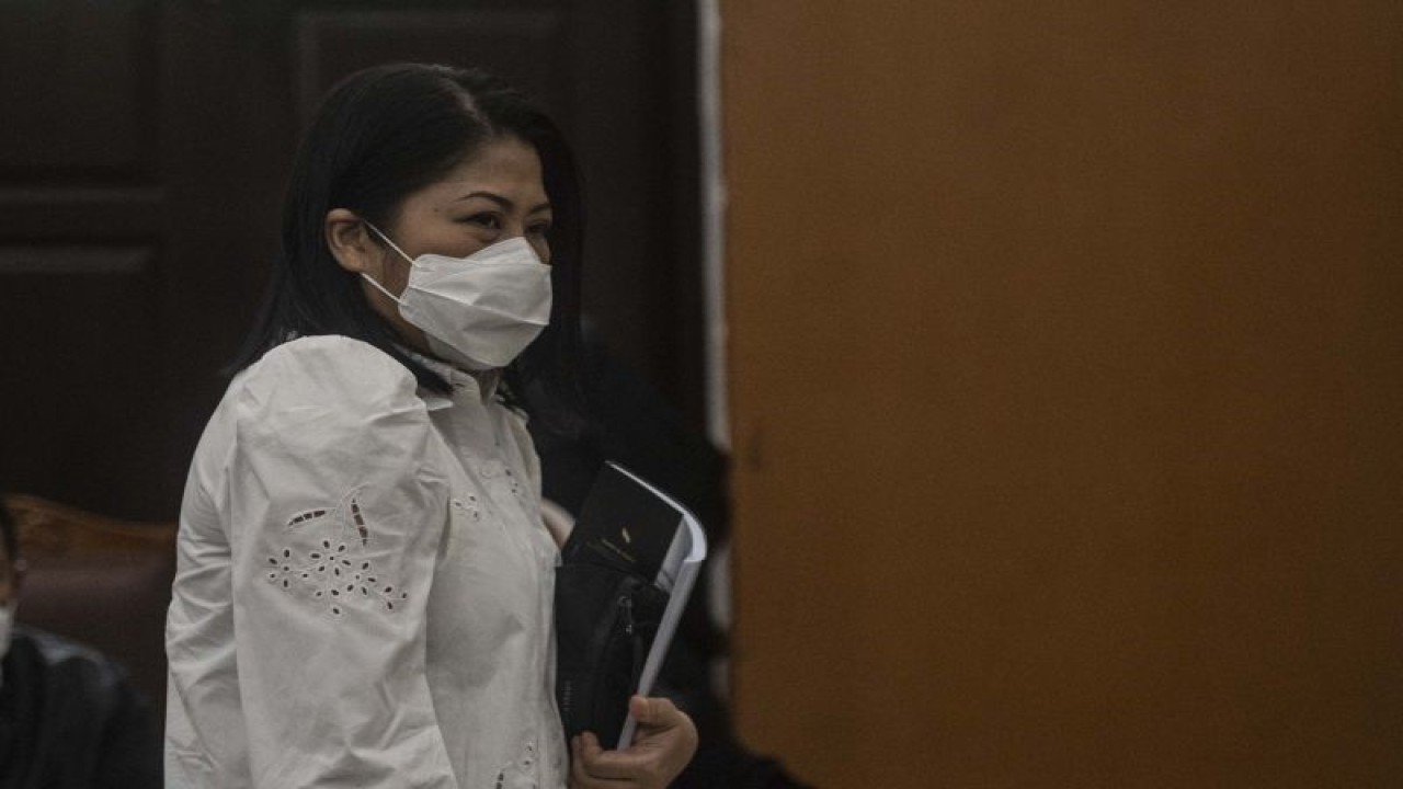 Terdakwa kasus pembunuhan berencana Brigadir Yosua Hutabarat, Putri Candrawathi memasuki ruang sidang untuk menjalani sidang lanjutan di Pengadilan Negeri Jakarta Selatan, Jakarta, Kamis (2/2/2023). (ANTARA FOTO/Aprillio Akbar/aww)
