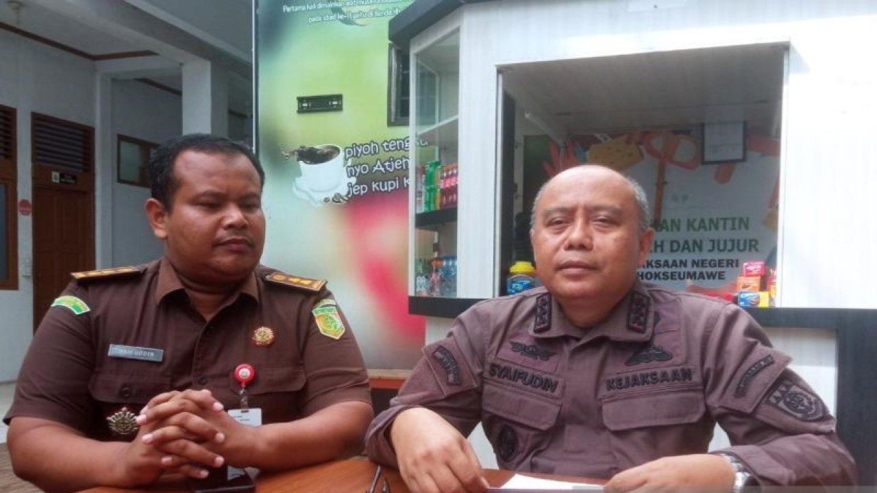 Kejari Lhokseumawe Lalu Syaifudin (kanan) didampingi Kasi Pidana Khusus Saifuddin saat jumpa pers terkait dugaan korupsi pengelolaan kegiatan pembayaran biaya pemungutan Pajak Penerangan Jalan (PPJ) Kota Lhokseumawe tahun anggaran 2018 hingga 2022 dengan kerugian negara mencapai Rp3,4 miliar, di Lhokseumawe, Kamis (10/8/2023). (ANTARA/Dedy Syahputra)