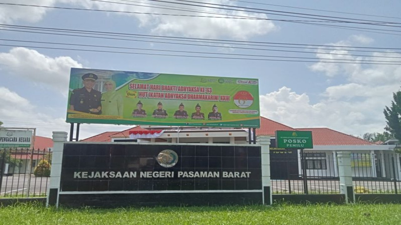 Kejaksaan Negeri Kabupaten Pasaman Barat, Sumatera Barat akan melakukan upaya kasasi terhadap putusan Majelis Hakim Pengadilan Negeri Tindak Pidana Korupsi di Padang yang memvonis bebas tiga terdakwa mantan Direktur Rumah Sakit Umum Daerah (RSUD) setempat. (Antara/Altas Maulana)