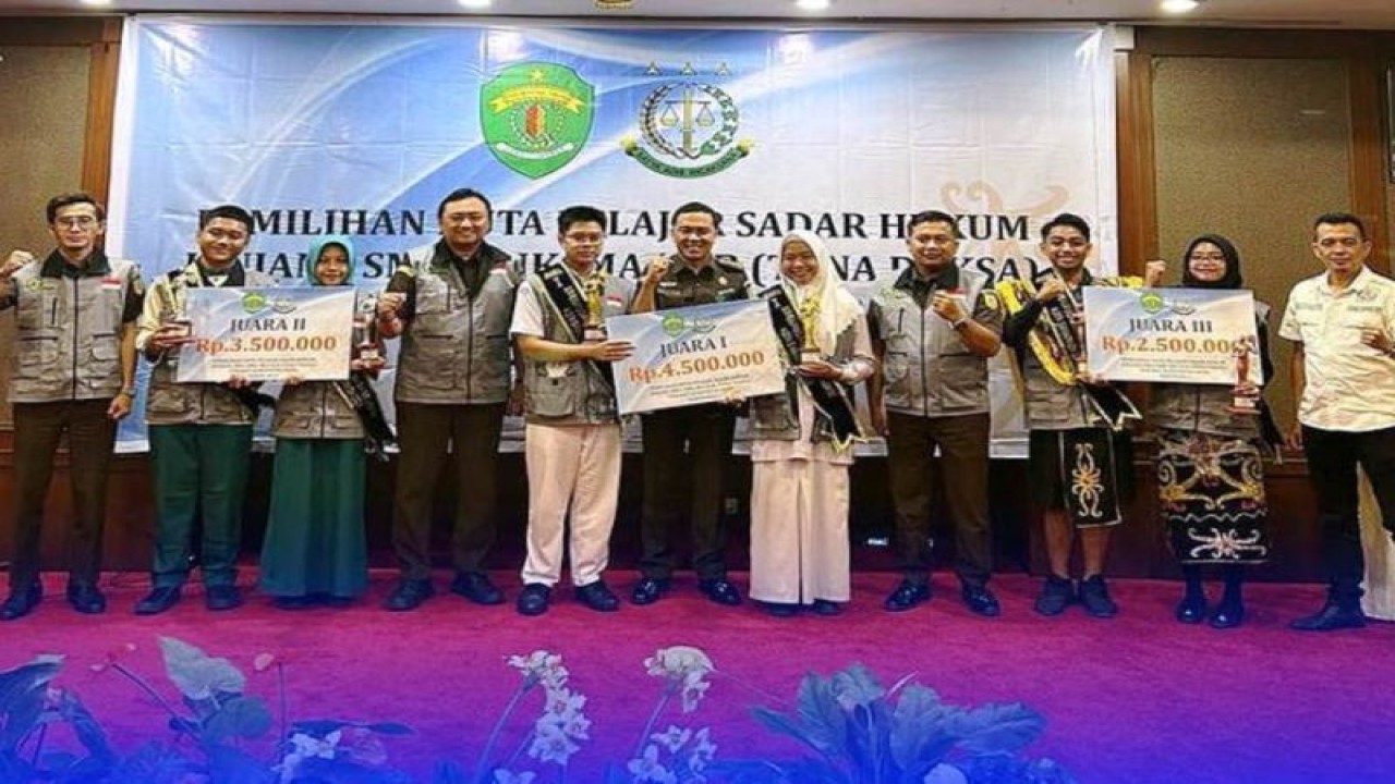 Juara 1, 2, 3 Pemilihan Duta Pelajar Sadar Hukum Tingkat Kota Samarinda foto bersama dengan panitia dan tiga dewan juri. (ANTARA/HO-Kajari Samarinda)