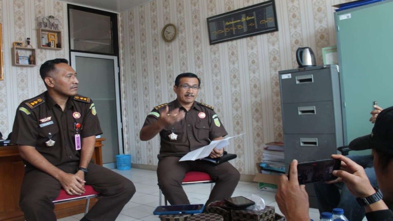 Kejari Bukittinggi, Sumatera Barat memberikan keterangan terkait penetapan tiga orang Aparat Sipil Negara (ASN) Pemkot setempat sebagai tersangka kasus tindak pidana korupsi pengelolaan Gedung Pasar Atas Bukittinggi, Rabu (9/8/2023). ANTARA/Altas Maulana.