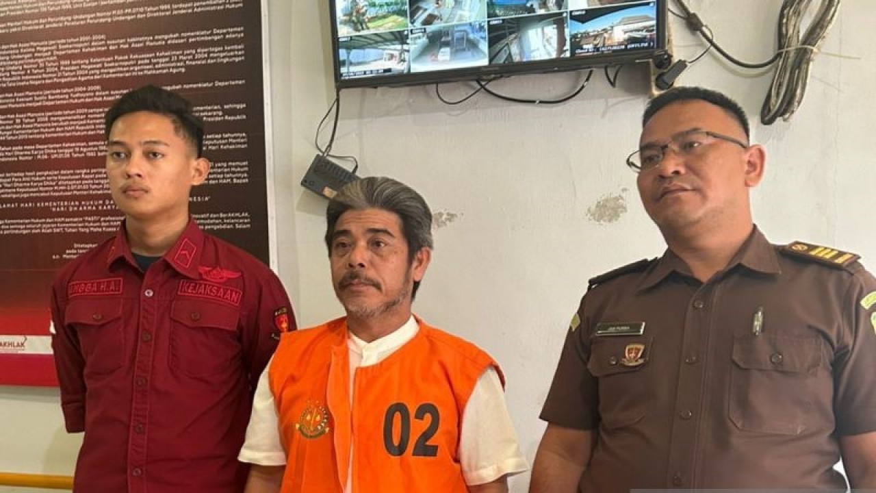 Kejaksaan Tinggi Bangka Belitung menahan mantan Direktur Utama PT BPR Syariah Bangka Belitung setelah ditetapkan sebagai tersangka kasus tindak pidana korupsi. (ANTARA/ Try Mustika)