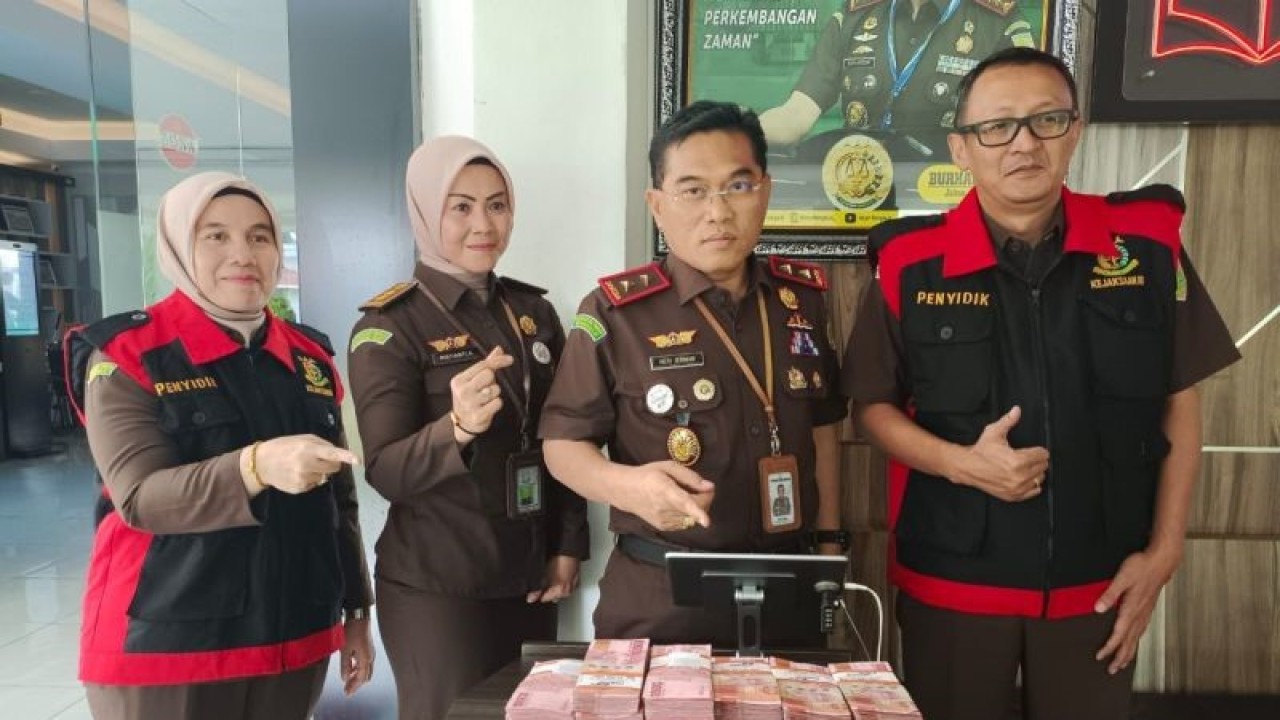 Kepala Kejaksaan Tinggi Bengkulu saat menunjukkan uang titipan sebesar Rp200 juta dari salah satu saksi kasus korupsi asrama haji. ANTARA/Anggi Mayasari