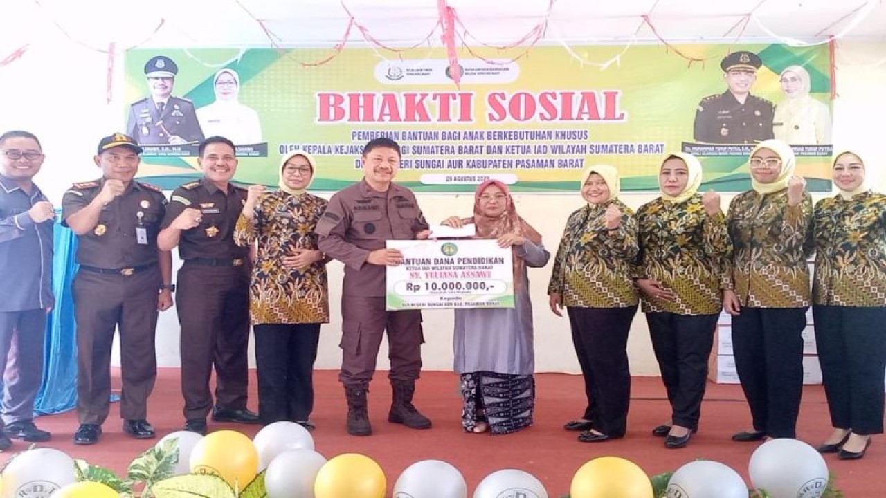 Kepala Kejaksaan Tinggi Sumbar Asnawi bersama jajaran Kejari Pasaman Barat saat menyerahkan bantuan biaya pendidikan dan makanan tambahan di SLB Negeri Sungai Aur Pasaman Barat, Selasa (29/8/2022). ANTARA/Altas Maulana