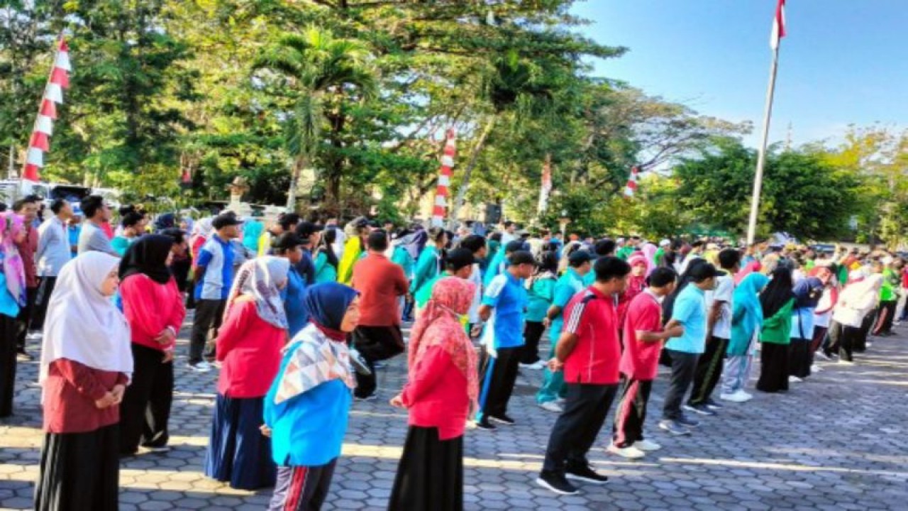 Peserta apel siaga dan pembinaan relawan moderasi beragama di halaman kantor Kementerian Agama Lombok Tengah, Jumat (18/8/2023) (ANTARA/Akhyar Rosidi)