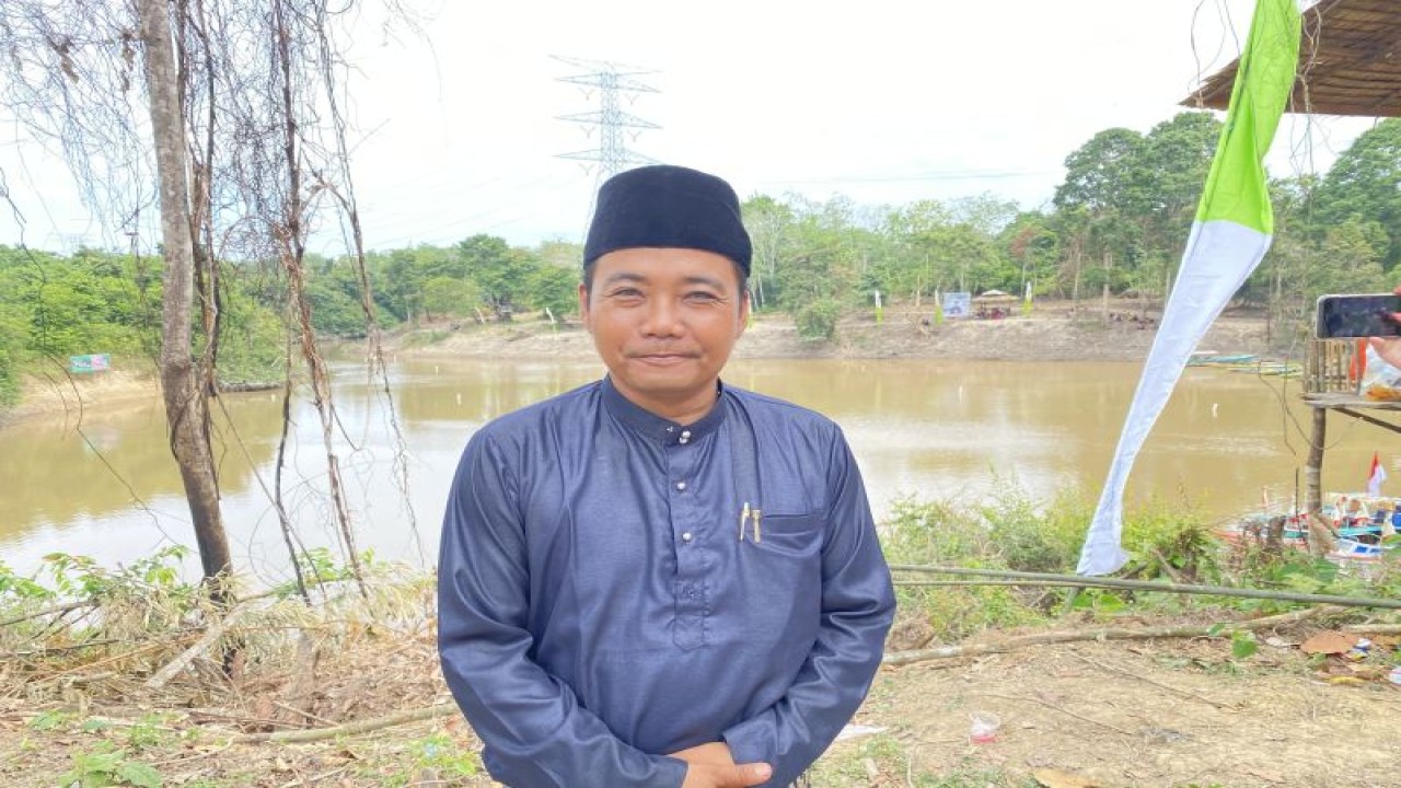 Kepala Desa Muaro Pijoan Datuk Yuh Yandi di Lubuk Larangan, Kawasan Wisata Lubuk Guci Emas, Muaro Pijoan, Jambi, Rabu (2/8/2023). (ANTARA/Astrid Faidlatul Habibah)