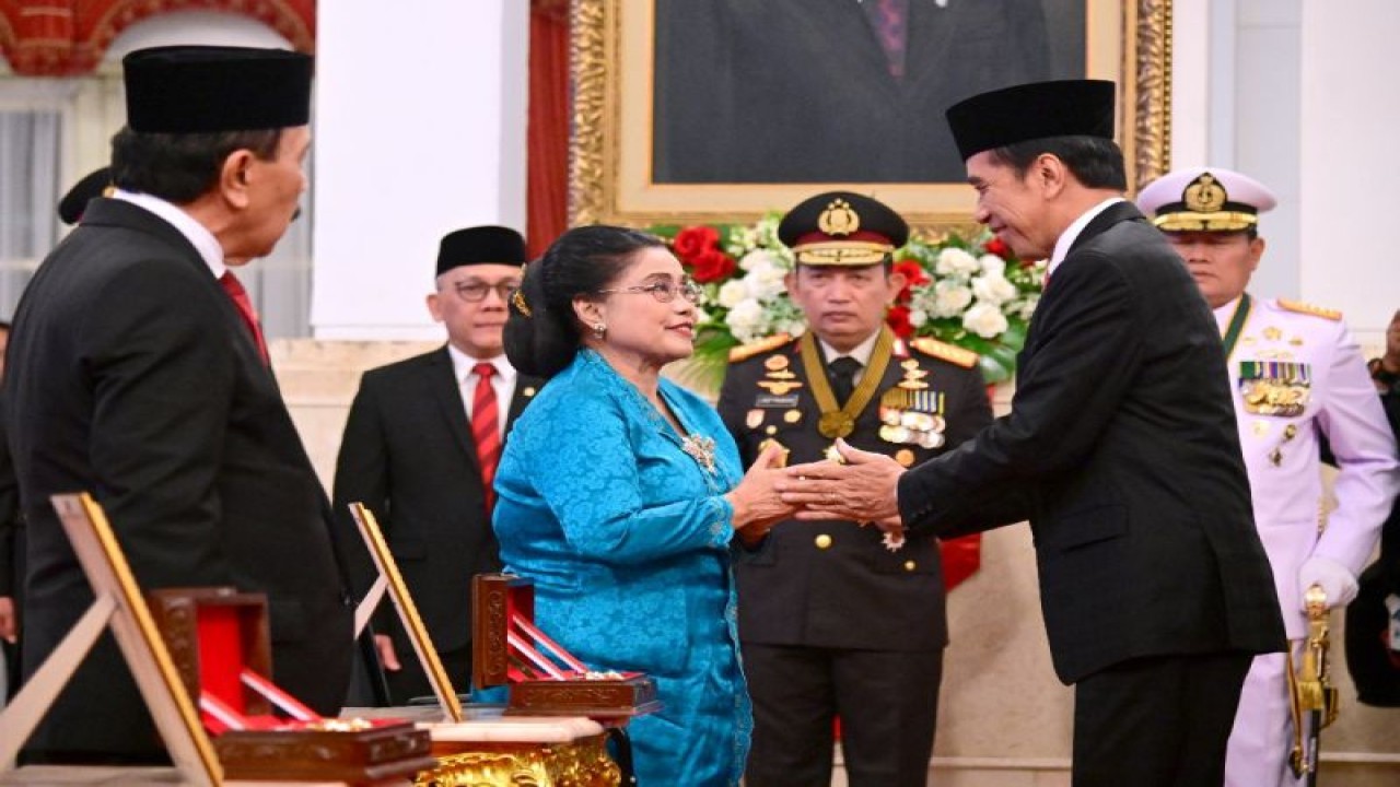 Presiden Joko Widodo memberikan gelar tanda kehormatan kepada tiga Begawan Budaya Indonesia melalui program Anugerah Kebudayaan Indonesia (AKI) tahun 2023 di Istana Negara, Jakarta, Senin (14/8/2023). (ANTARA/HO-Kemendikbudristek)