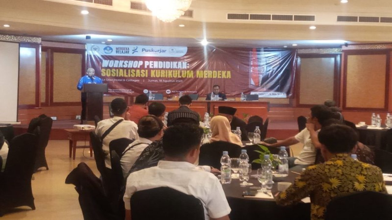 Pelaksana tugas (Plt.) Kepala Pusat Kurikulum dan Pembelajaran (Puskurjar),Kementerian Pendidikan, Kebudayaan, Riset, dan Teknologi (Kemendikbudristek) Zulfikri Anas memberikan sambutan pada pemjukaan "Workshop Soaialisaai Kurikulum Merdeka" di Kota Serang, Jumat. (Mulyana)