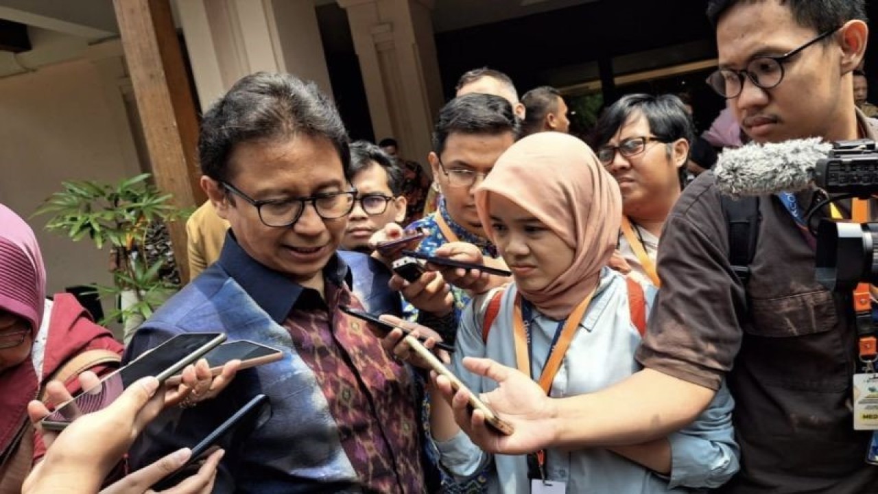Menteri Kesehatan RI Budi Gunadi Sadikin saat menyampaikan keterangan kepada wartawan usai menghadiri acara Penganugerahan Tenaga Kesehatan Teladan 2023 di Jakarta, Selasa (15/8/2023). (ANTARA/Andi Firdaus).