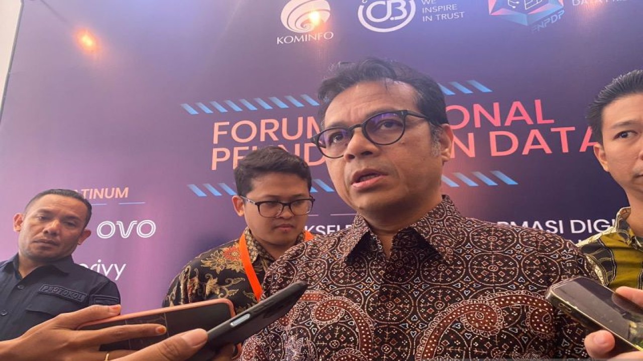 Wakil Menteri Kominfo Nezar Patria memberikan keterangan kepada media terkait draf Rancangan Peraturan Pemerintah (RPP PDP) sebagai peraturan turunan dari Undang-Undang No. 27 Tahun 2022 tentang Pelindungan Data Pribadi (UU PDP) di Badung, Bali, Rabu (30/8/2023). (ANTARA/Rolandus Nampu)