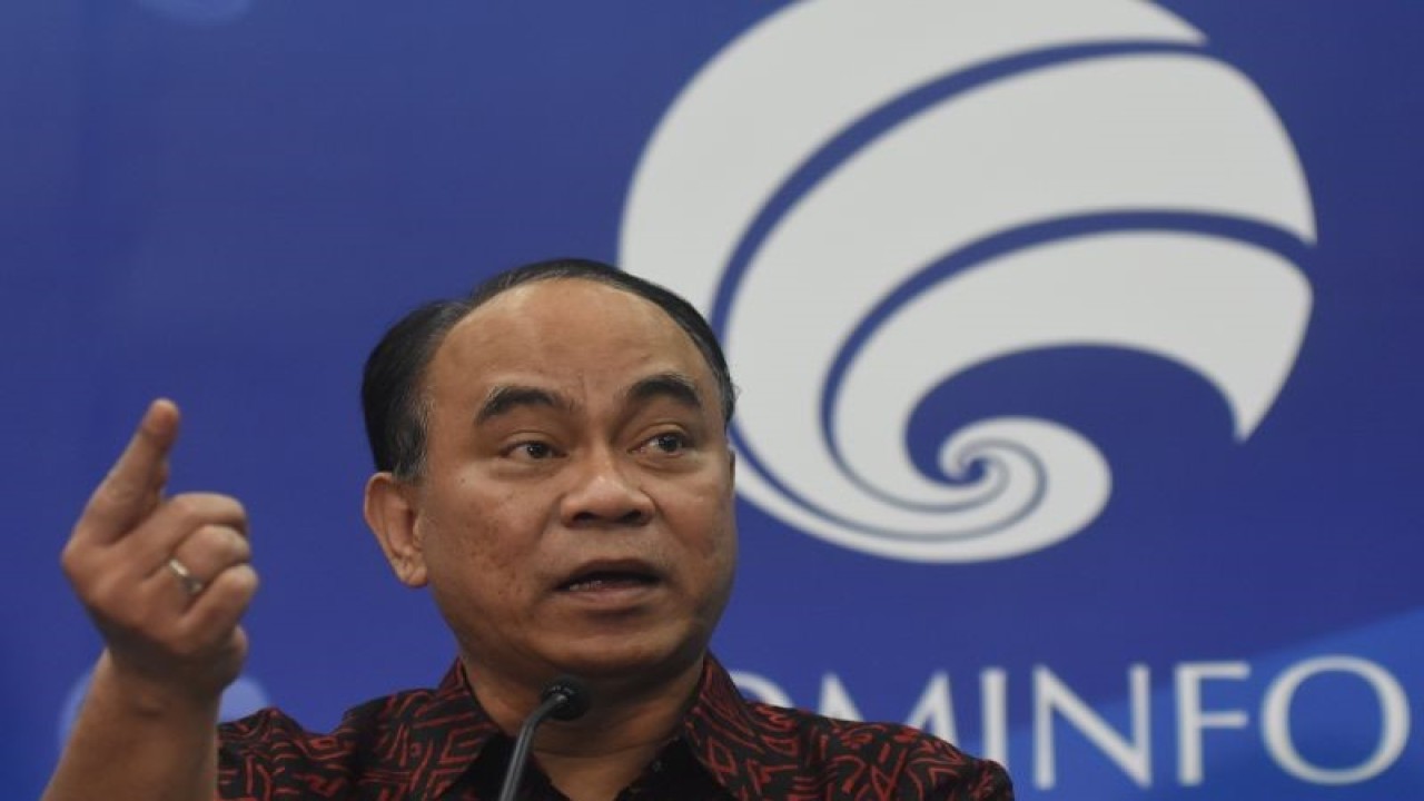 Arsip foto - Menteri Komunikasi dan Informatika Budi Arie Setiadi memberikan keterangan terkait perkembangan pemberantasan judi daring di Media Center Kementerian Kominfo di Jakarta Pusat, Selasa (8/8/2023). (ANTARA FOTO/Indrianto Eko Suwarso/hp)