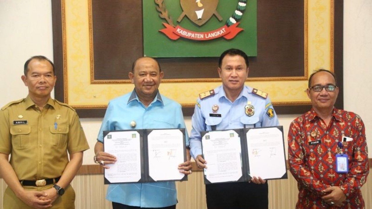 Kakanwil Kemenkumham Sumut Imam Suyudi (nomor dua dari kanan) saat penyerahan Surat Pencatatan Invertarisasi Kekayaan Intelektual Komunal Exspresi Budaya Tradisional Lepas Lancang kepada Bupati Langkat Syah Afandin (nomor dua dari kiri). (ANTARA /H0- Humas Kemenkumham Sumut).