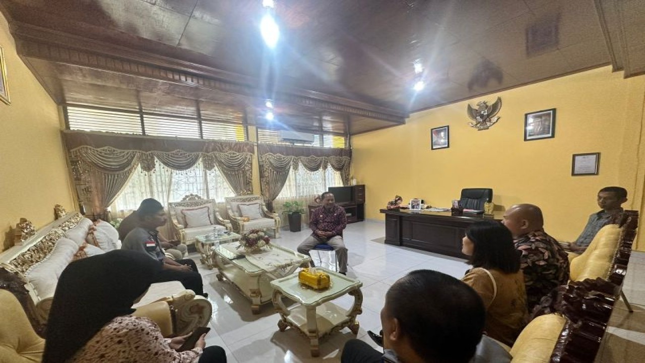 Kepala Sub Bidang Kekayaan Intelektual Kemenkumham Sulteng I Nyoman Sukamayasa bersama operator KI melakukan kunjungan kerja ke kantor Disbud Sulteng di Palu, Jumat (11/8/2023). (ANTARA/HO-Humas Kemenkumham Sulteng)