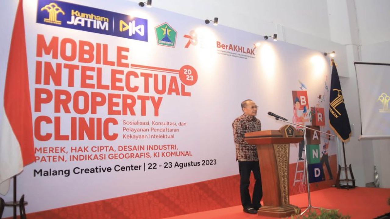 Kepala Kanwil Kemenkumham Jawa Timur Imam Jauhari, pada saat memberikan pengarahan dalam kegiatan Mobile Intellectual Property Clinic (MIC), di Kota Malang, Jawa Timur, Selasa (22/8/2023). ANTARA/HO-Humas Kemenkumham Jatim.