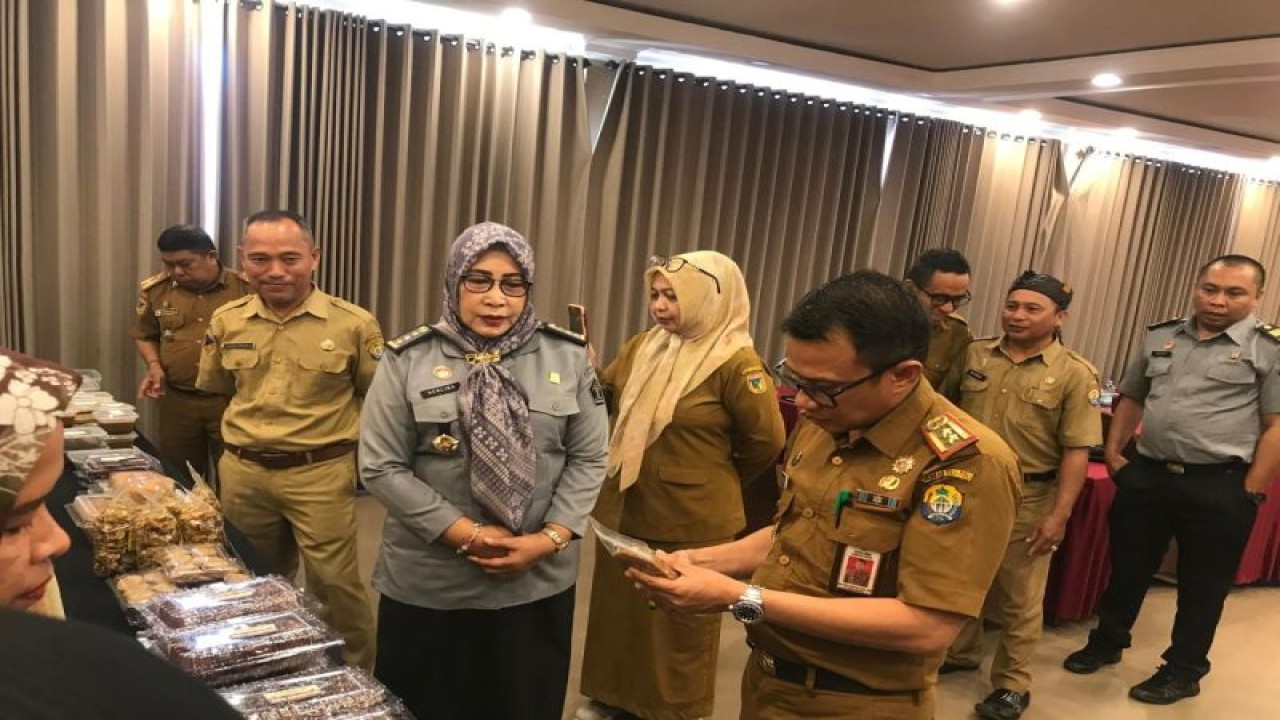 Kepala Bidang Pelayanan Hukum Kemenkumham Sulteng Herliani mengunjungi langsung beberapa gerai usaha mikro kecil dan menengah (UMKM) yang dipamerkan pada kegiatan tersebut, Selasa (8/8/2023). (ANTARA/HO-Humas Kemenkumham Sulteng)
