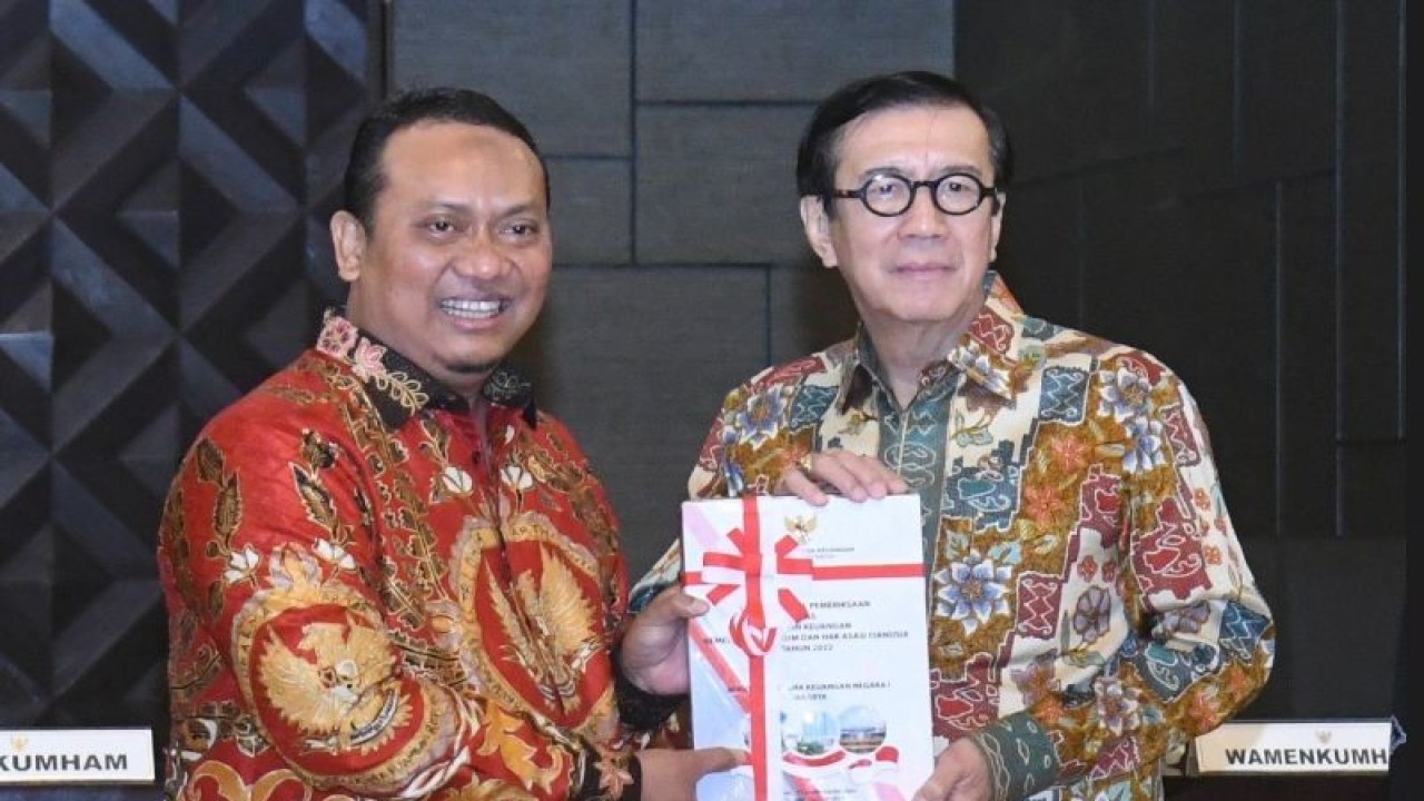 Menteri Hukum dan HAM Yasonna H. Laoly (kanan) dan Anggota I BPK RI Nyoman Adhi Suryadnyana (kiri) di Graha Pengayoman, Jumat (4/8/2023). ANTARA/HO-Humas Kemenkumham RI