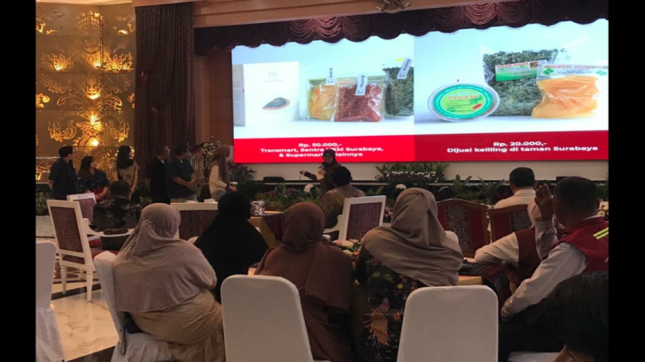 Menteri Sosial Tri Rismaharini memberikan paparan pemasaran dan penjualan produk para penerima manfaat program PENA di Jakarta, Rabu (2/8/2023). ANTARA/Devi Nindy