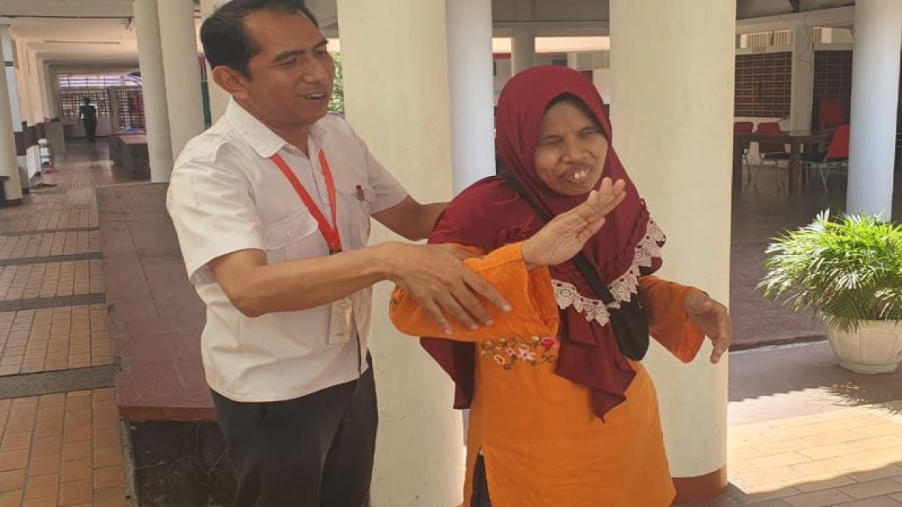 Petugas memberikan layanan yang disebut orientasi lingkungan untuk membantu penyandang disabilitas sensorik Netra Sentra Terpadu Pangudi Luhur (STPL) Bekasi, Jawa Barat, Kamis (24/8/2023). (ANTARA/HO-Kemensos)