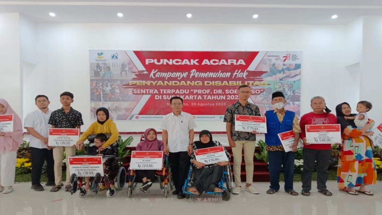 Penyerahan bantuan ATENSI kepada kelompok miskin dan rentan melalui Sentra Terpadu Prof. Dr. Soeharso Solo, Jawa Tengah, Rabu (30/8/2023). ANTARA/HO-Kemensos