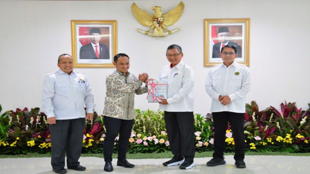 Menteri ESDM Arifin Tasrif (kedua dari kanan) saat acara penyerahan Laporan Hasil Pemeriksaan BPK RI atas Laporan Keuangan dan Laporan Keuangan Hibah Kementerian ESDM Tahun Anggaran 2022 di Kantor BPK, Jakarta, Senin (7/8/2023). ANTARA/HO-Humas Kementerian ESDM