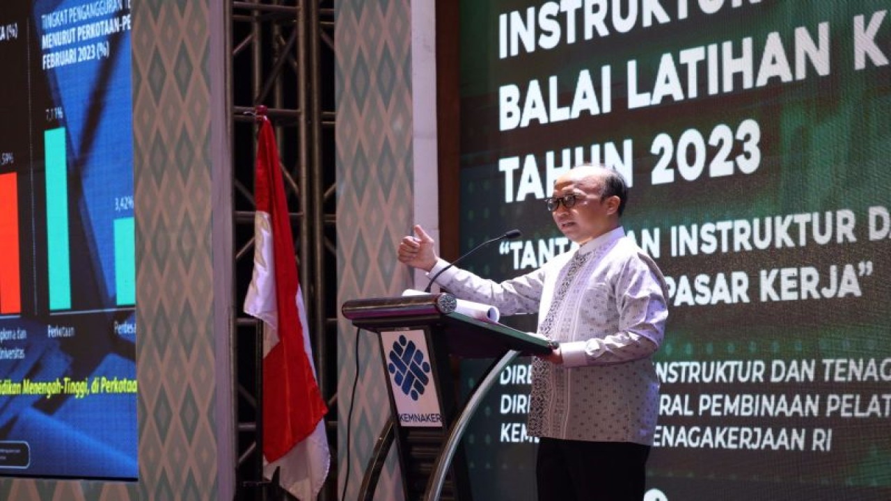 Sekjen Kemnaker Anwar Sanusi memberikan sambutan dalam rapat kerja nasional (Rakernas) instruktur Balai Latihan Kerja (BLK) Komunitas di Surabaya, Jawa Timur, Senin (14/8/2023). (ANTARA/HO-Kemnaker)