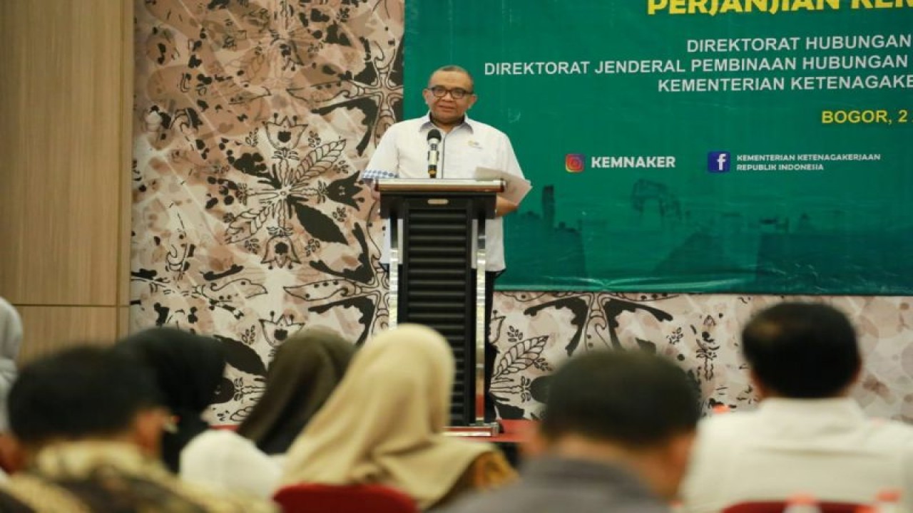 Wakil Menteri Ketenagakerjaan, Afriansyah Noor saat membuka Bimtek Penyusunan Peraturan Perusahaan dan Edukasi Tata Cara Perundingan dan Pembuatan Perjanjian Kerja Bersama di Bogor, Jawa Barat, Rabu (2/8/2023). (ANTARA/HO-Kemnaker)